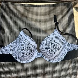 Victoria’s Secret wear everywhere t-shirt lightly lined 32C